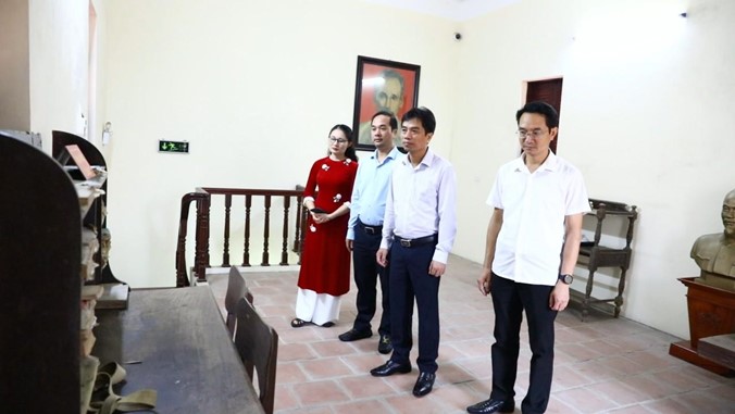 Lãnh đạo xã Sơn Đồng dâng hương tại Di tích lưu niệm Bác Hồ- Ảnh 6.