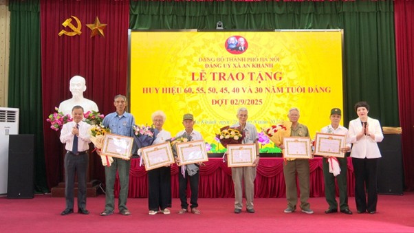 Đảng ủy xã An Khánh tổ chức Lễ trao tặng Huy hiệu Đảng đợt 2-9- Ảnh 5.