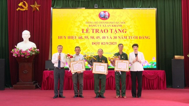Đảng ủy xã An Khánh tổ chức Lễ trao tặng Huy hiệu Đảng đợt 2-9- Ảnh 4.