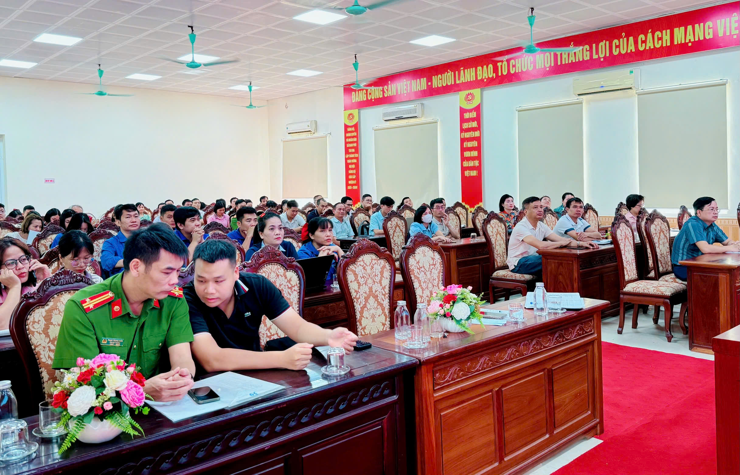 Xã Nam Phù triển khai công tác tặng quà từ Chính phủ đến người dân đảm bảo phương châm "đúng thời gian - không trùng lặp - không bỏ sót"