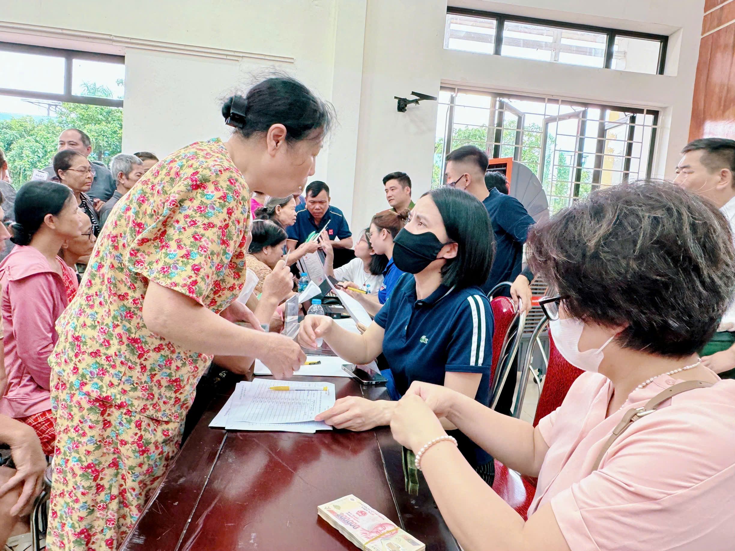 Tặng quà người dân dịp Quốc khánh: Khơi dậy tình dân tộc, nghĩa đồng bào