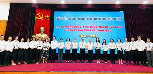 Trang nghiêm Lễ chào cờ và sinh hoạt chính trị dưới cờ tháng 8/2025 tại cơ quan phường Việt Hưng- Ảnh 3.