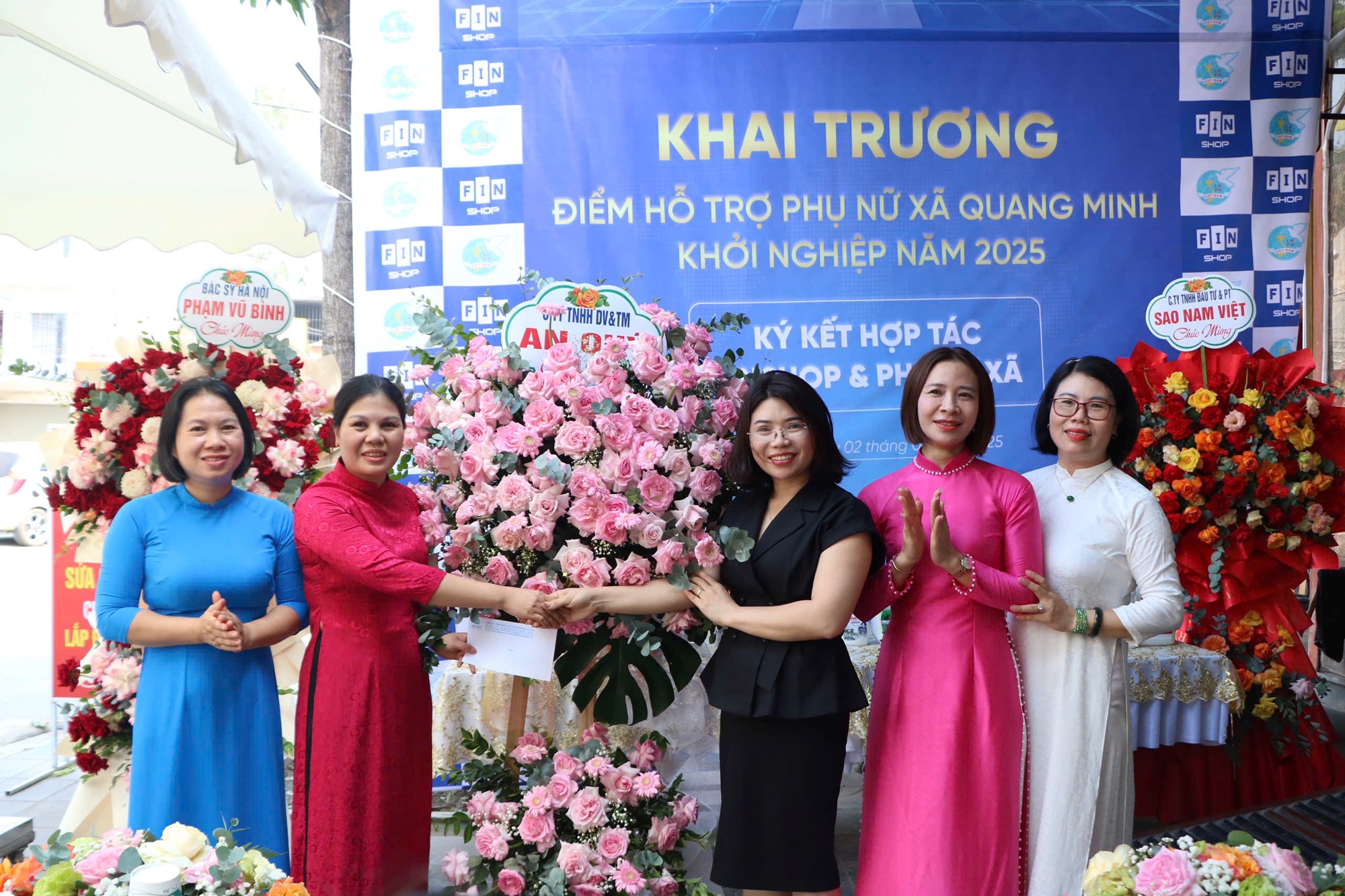 Hội LHPN xã Quang Minh ra mắt điểm hỗ trợ phụ nữ khởi nghiệp- Ảnh 9.