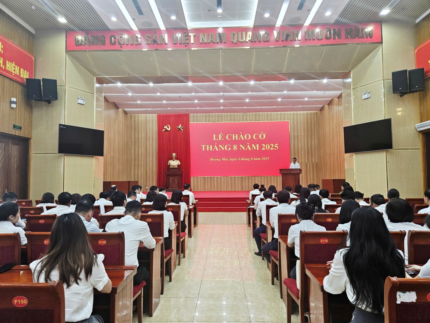 PHƯỜNG HOÀNG MAI TỔ CHỨC LỄ CHÀO CỜ THÁNG 8 NĂM 2025- Ảnh 1.