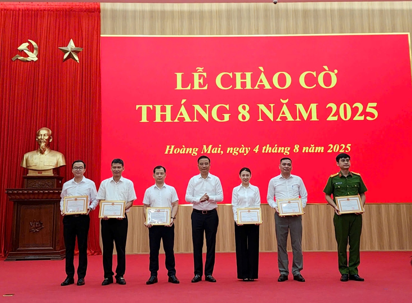 PHƯỜNG HOÀNG MAI TỔ CHỨC LỄ CHÀO CỜ THÁNG 8 NĂM 2025- Ảnh 2.