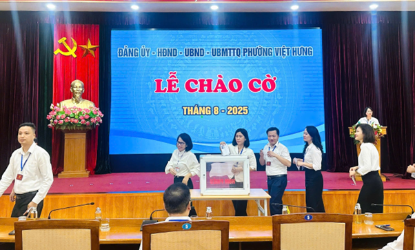 Các đồng chí Trưởng, Phó các cơ quan chuyên môn phường ủng hộ quỹ “Đền ơn đáp nghĩa”