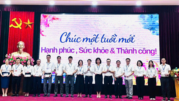 Đ/c Vũ Xuân Trường - PBT ĐU - CT UBND phường (đứng thứ 6 từ phải sang) trao quà sinh nhật cho các đồng chí có sinh nhật tháng 7,8
