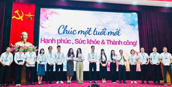 Đ/c Đinh Quang Luận - UVTV - PCT HĐND phường (đứng thứ 5 từ phải sang) và đ/c Nguyễn Thanh Thủy - UVTV - PCT UBND đứng thứ 7 từ trái sang) trao quà sinh nhật cho các đồng chí có sinh nhật tháng 7, 8