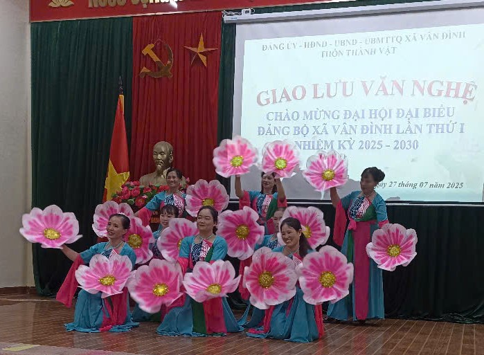 Vân Đình, sôi nổi các chương trình văn nghệ chào mừng Đại hội Đảng bộ xã lần thứ I, nhiệm kỳ 2025 - 2030- Ảnh 15.