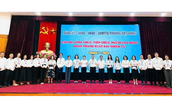 Trang nghiêm Lễ chào cờ và sinh hoạt chính trị dưới cờ tháng 8/2025 tại cơ quan phường Việt Hưng