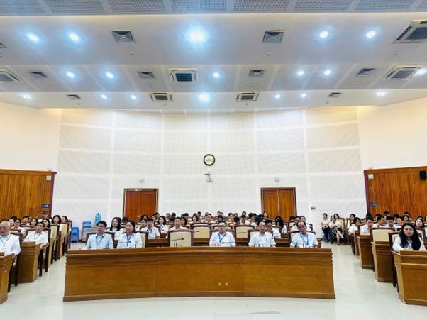 Trang nghiêm Lễ chào cờ và sinh hoạt chính trị dưới cờ tháng 8/2025 tại cơ quan phường Việt Hưng- Ảnh 1.