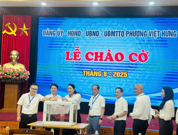 Các đồng chí Thường trực, Ban thường vụ Đảng ủy phường ủng hộ quỹ “Đền ơn đáp nghĩa” phường Việt Hưng năm 2025