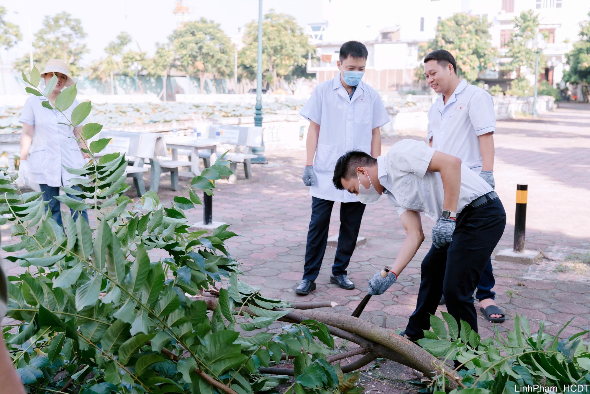 Cán bộ, nhân dân phường Phúc Lợi ra quân tổng vệ sinh môi trường- Ảnh 6.