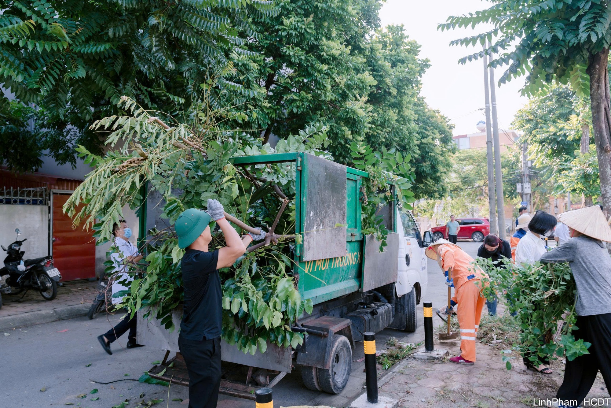 Cán bộ, nhân dân phường Phúc Lợi ra quân tổng vệ sinh môi trường- Ảnh 7.
