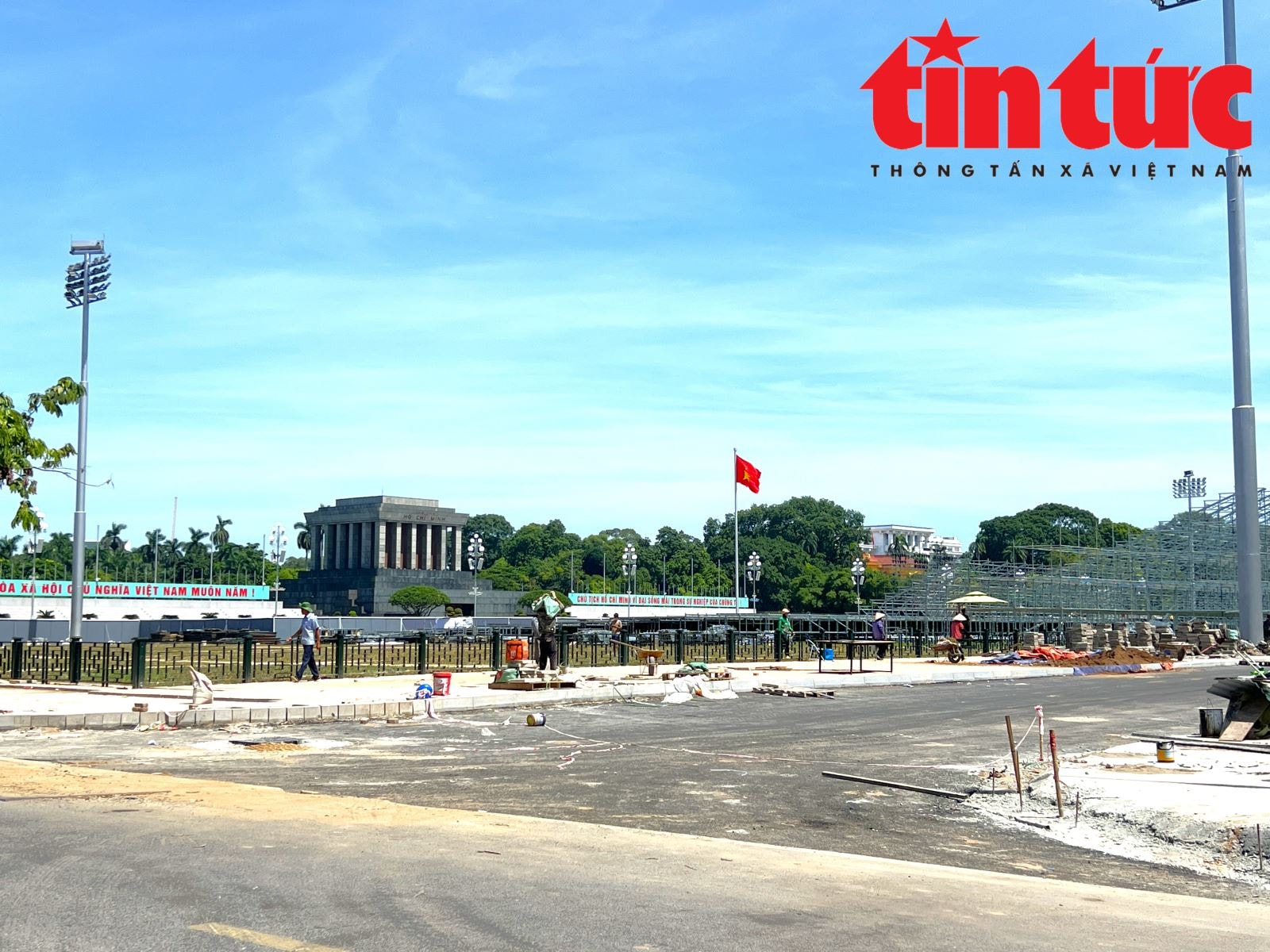 Gấp rút thi công khán đài 30.000 chỗ phục vụ lễ Quốc khánh 2-9- Ảnh 1.