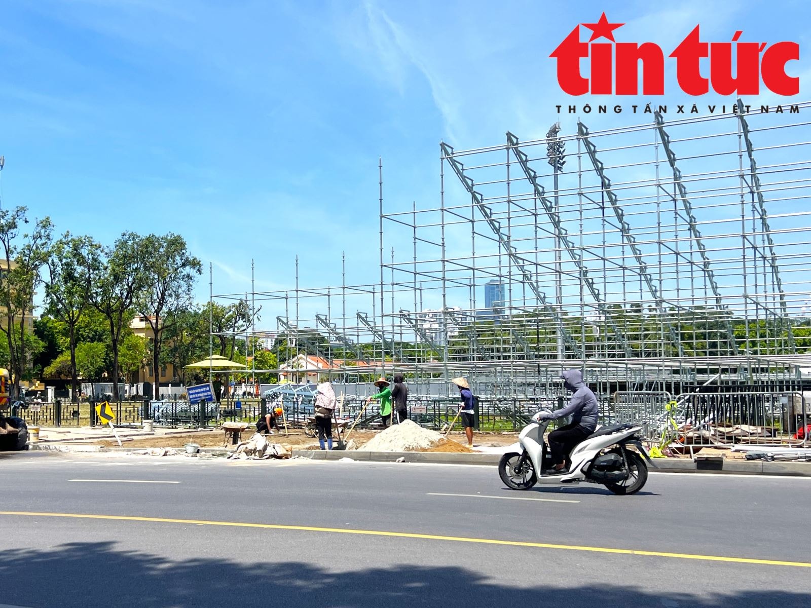 Gấp rút thi công khán đài 30.000 chỗ phục vụ lễ Quốc khánh 2-9- Ảnh 5.