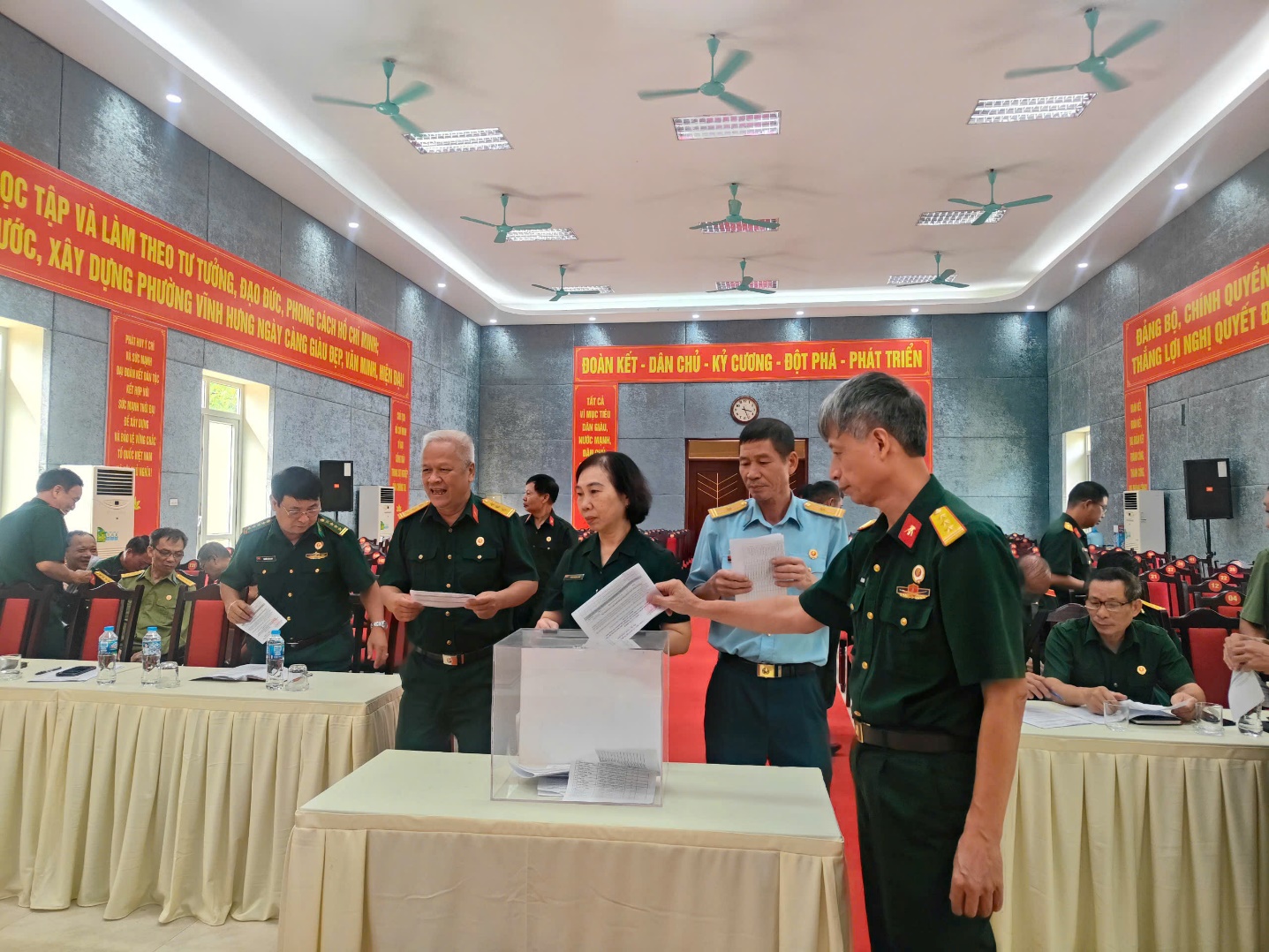 Hội nghị lấy phiếu tín nhiệm BCH, BTV, Chủ tịch, Phó Chủ tịch, Ban kiểm tra, trưởng Ban kiểm tra Hội CCB phường Vĩnh Hưng- Ảnh 2.