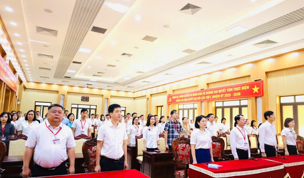 Xã Quảng Oai tổ chức lễ chào cờ đầu tuần – Khơi dậy khí thế thi đua, quyết tâm thực hiện nhiệm vụ xã mới- Ảnh 1.