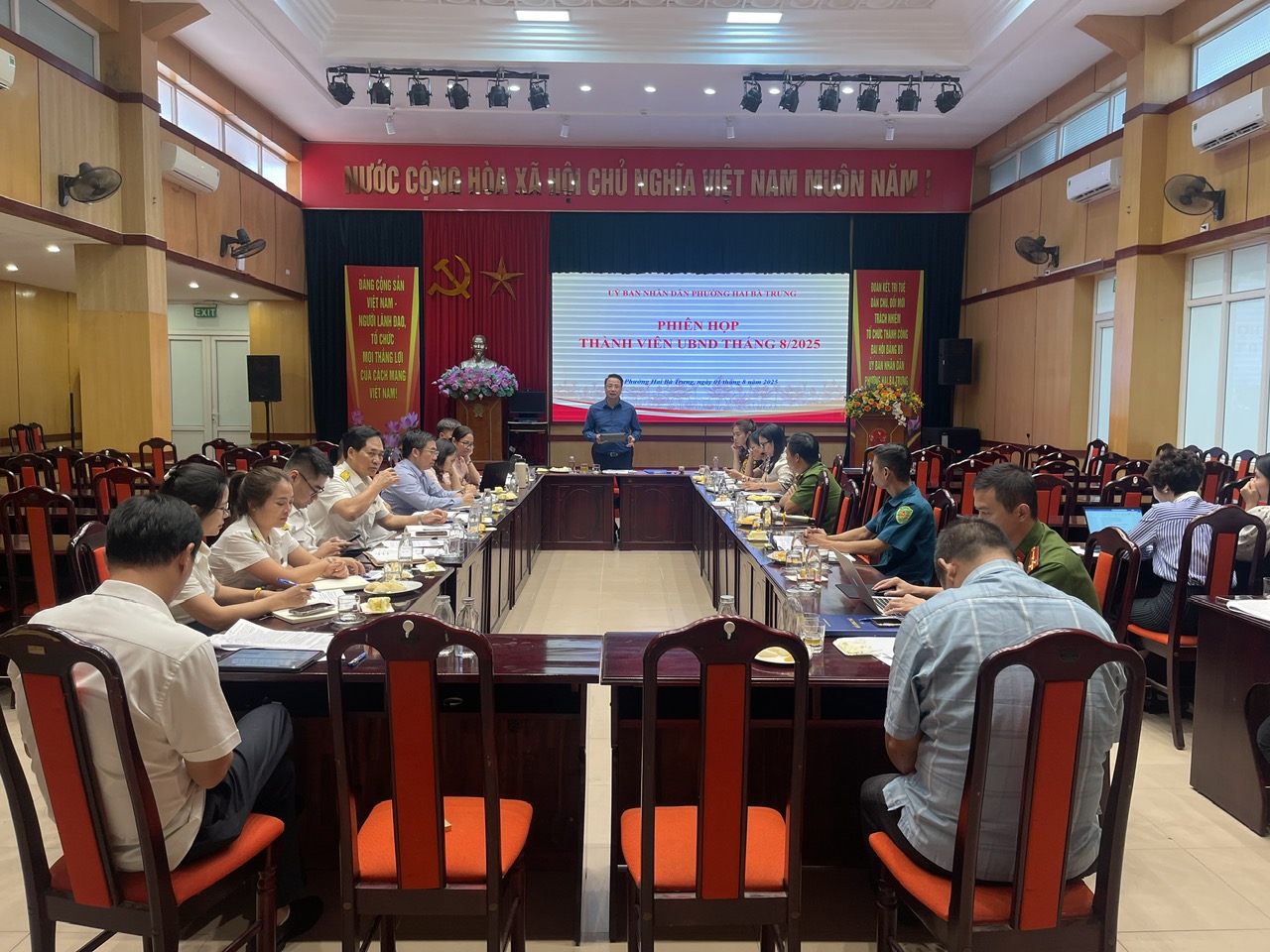 UBND phường Hai Bà Trưng tổ chức phiên họp thành viên UBND phường tháng 8 năm 2025.- Ảnh 1.