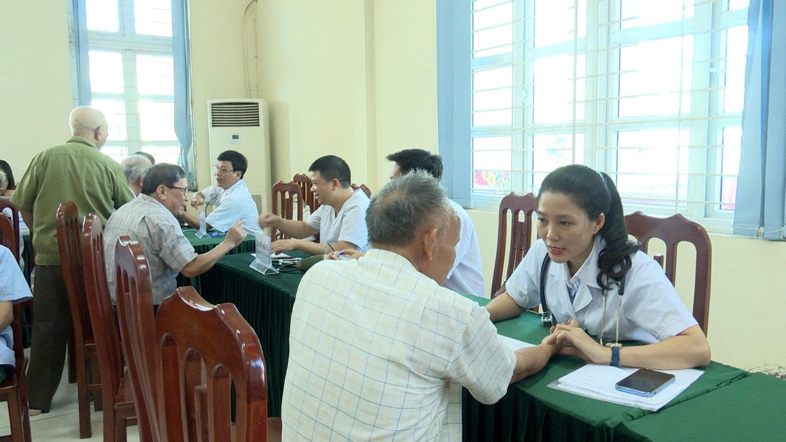 Sơn Đồng khám, tư vấn chăm sóc sức khỏe đối tượng chính sách có công trên địa bàn xã- Ảnh 5.