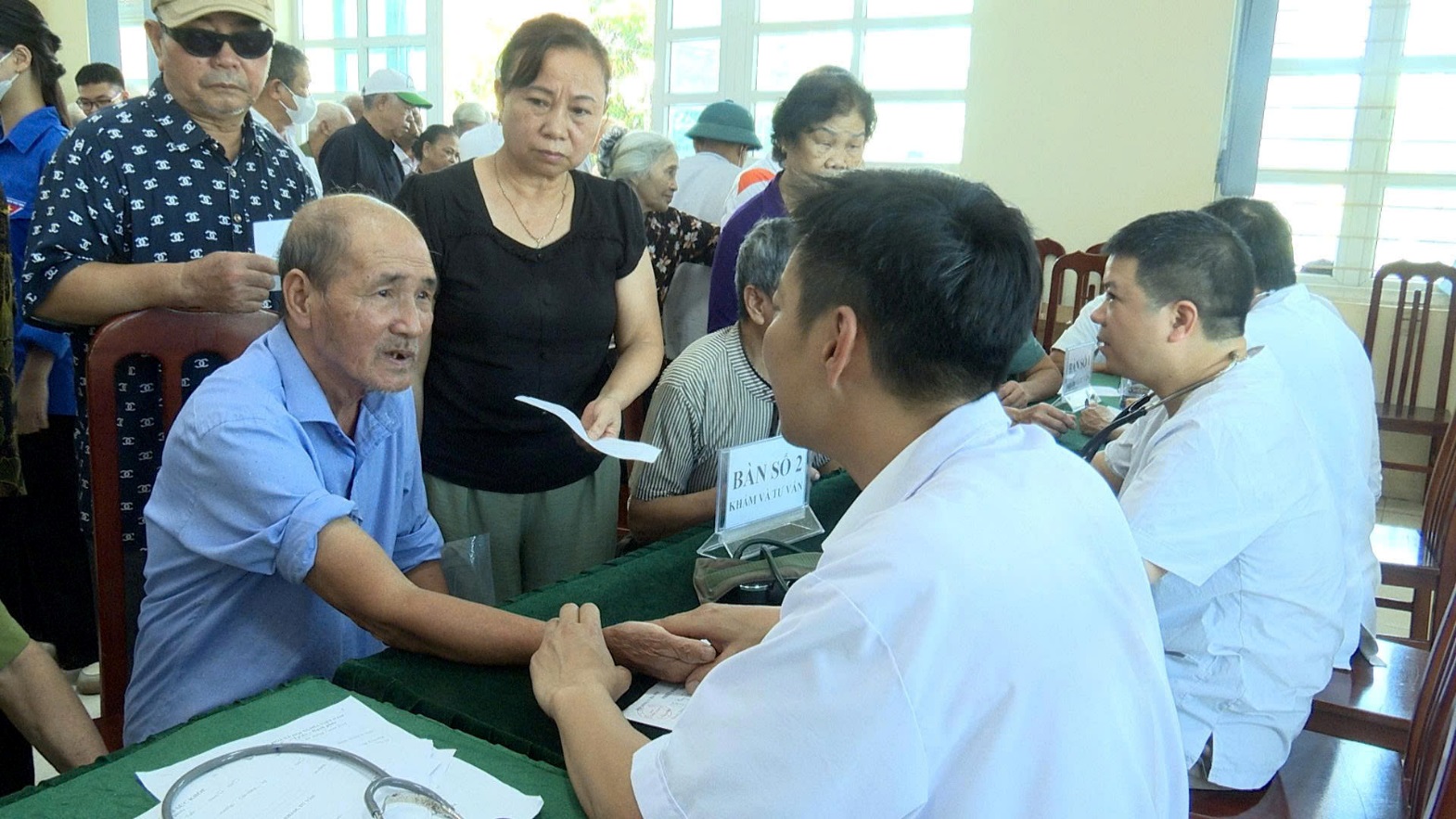 Sơn Đồng khám, tư vấn chăm sóc sức khỏe đối tượng chính sách có công trên địa bàn xã- Ảnh 6.