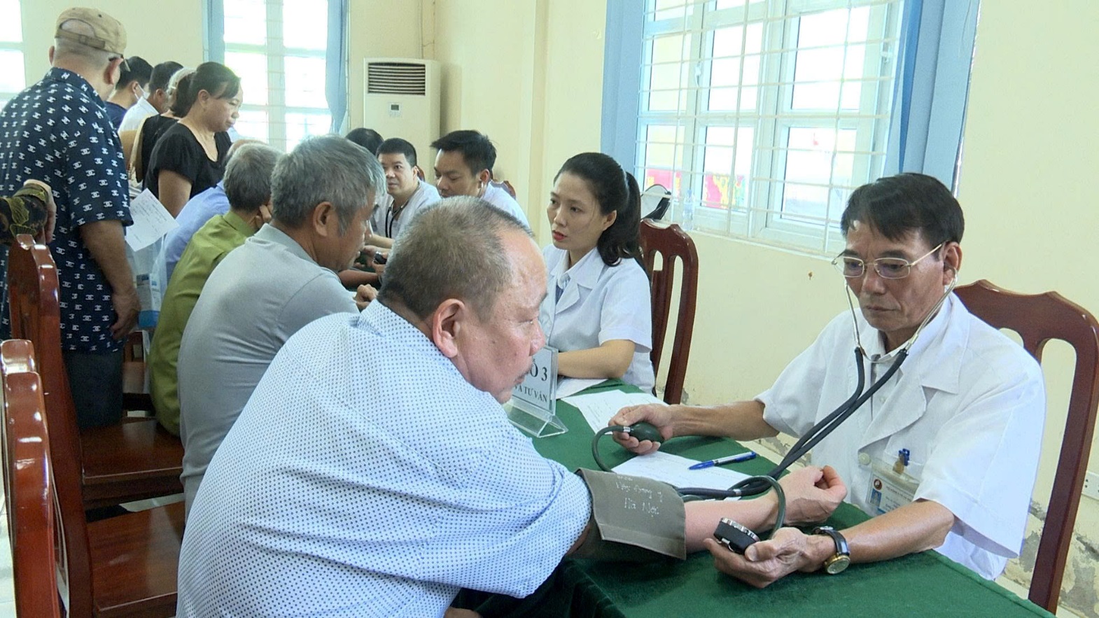 Sơn Đồng khám, tư vấn chăm sóc sức khỏe đối tượng chính sách có công trên địa bàn xã- Ảnh 7.