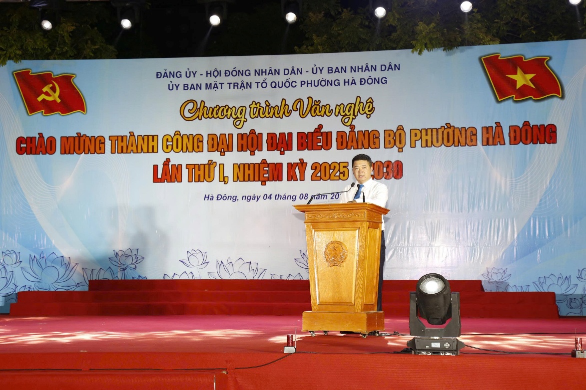 Ấn tượng chương trình văn nghệ chào mừng thành công Đại hội đại biểu Đảng bộ phường Hà Đông lần thứ I, nhiệm kỳ 2025- 2030- Ảnh 1.