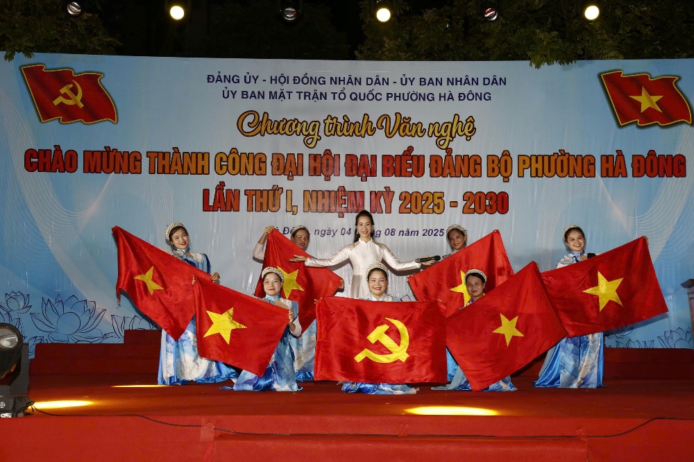Ấn tượng chương trình văn nghệ chào mừng thành công Đại hội đại biểu Đảng bộ phường Hà Đông lần thứ I, nhiệm kỳ 2025- 2030- Ảnh 3.