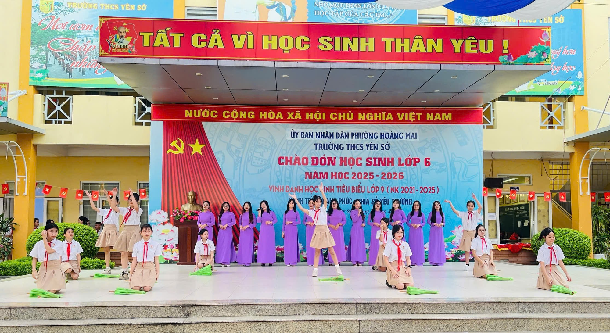 TRƯỜNG THCS YÊN SỞ TỔ CHỨC LỄ VINH DANH HỌC SINH LỚP 9 ĐẠT THÀNH TÍCH CAO TRONG KỲ THI VÀO LỚP 10 VÀ CHÀO ĐÓN HỌC SINH LỚP 6 NĂM HỌC 2025 – 2026- Ảnh 1.