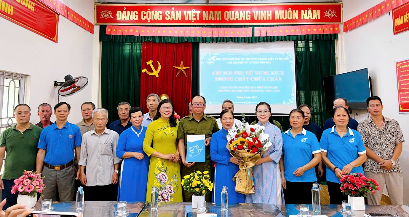 Phường Thanh Liệt gắn biển công trình “Chi hội Phụ nữ xung kích phòng cháy, chữa cháy” tại tổ dân phố số 1- Ảnh 2.