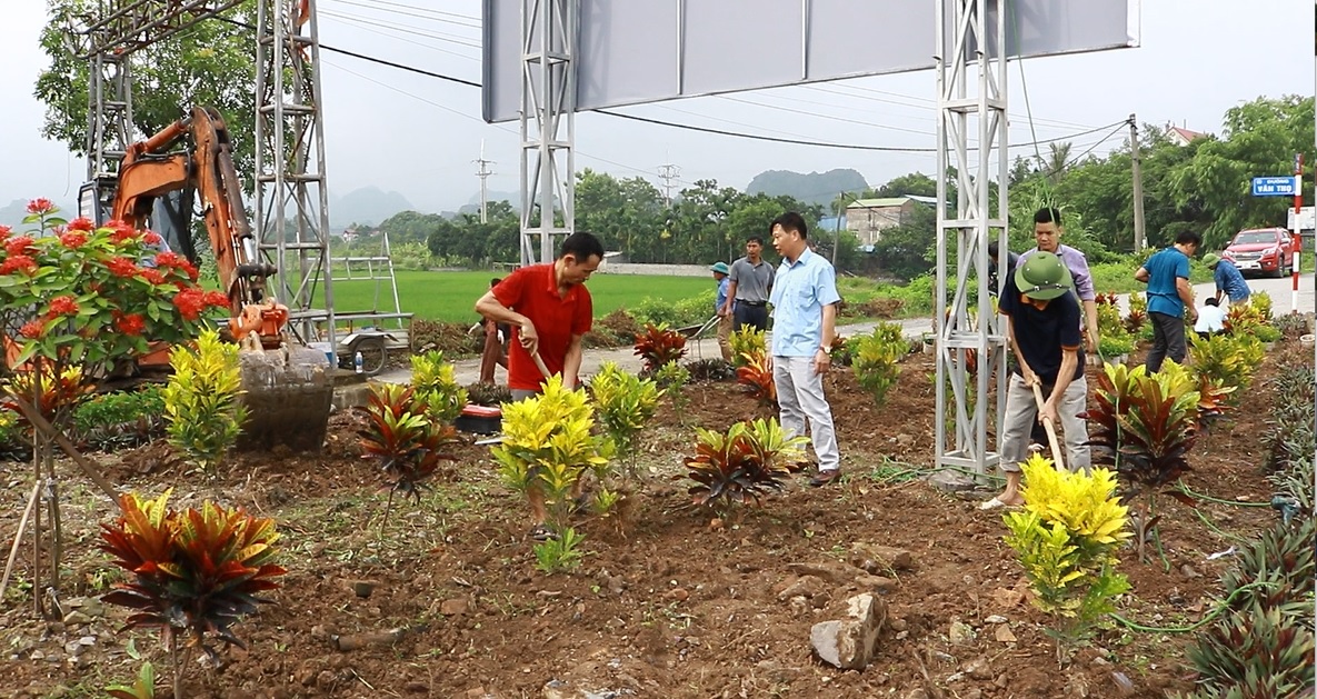 Hội Nông dân Mỹ Đức xây dựng vườn hoa và pa-nô chào mừng Đại hội Đảng- Ảnh 1.