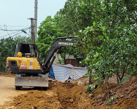 Nhân dân thôn Yên Khê tích cực xây dựng nông thôn mới nâng cao, hiến đất làm đường giao thông chào mừng Đại hội đại biểu Đảng bộ phường Chương Mỹ lần thứ I, nhiệm kỳ 2025 - 2030- Ảnh 2.