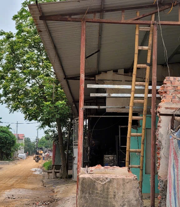 Nhân dân thôn Yên Khê tích cực xây dựng nông thôn mới nâng cao, hiến đất làm đường giao thông chào mừng Đại hội đại biểu Đảng bộ phường Chương Mỹ lần thứ I, nhiệm kỳ 2025 - 2030- Ảnh 4.