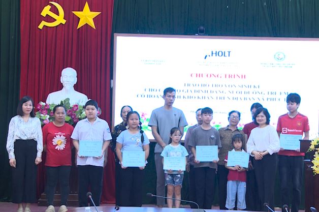 Chương trình trao hỗ trợ vốn sinh kế cho các hộ gia đình đang nuôi dưỡng trẻ em có hoàn cảnh khó khăn trên địa bàn xã Phúc Lộc- Ảnh 4.