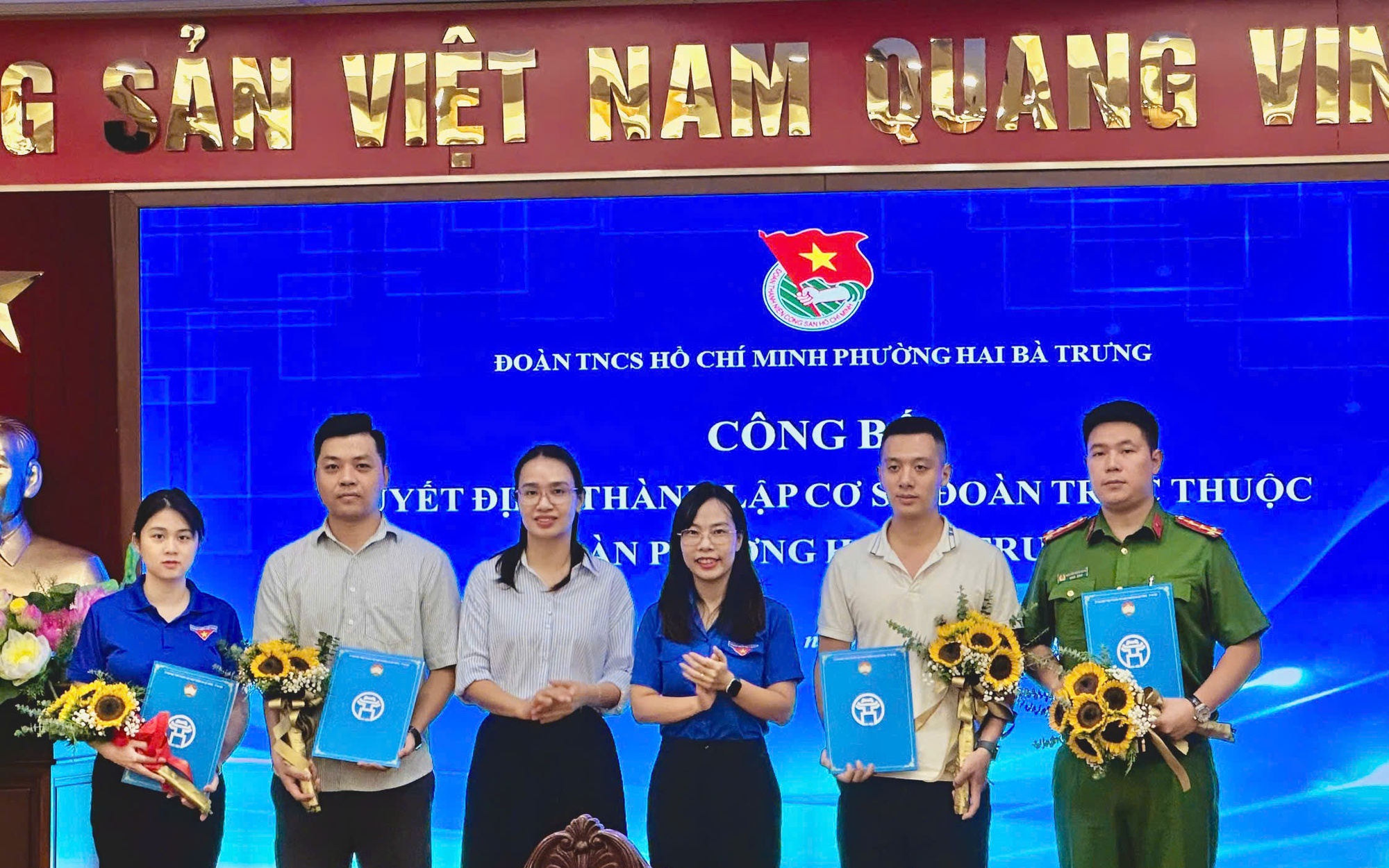 Trao Quyết định thành lập đối với 04 cơ sở Đoàn thanh niên các cơ quan, đơn vị sự nghiệp trực thuộc Đoàn phường Hai Bà Trưng