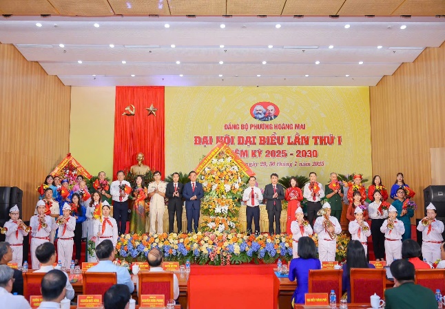 GIÁO VIÊN VÀ HỌC SINH TRƯỜNG THCS HOÀNG MAI VINH DỰ THAM DỰ ĐẠI HỘI ĐẢNG BỘ PHƯỜNG HOÀNG MAI LẦN THỨ I NHIỆM KỲ 2025-2030- Ảnh 1.