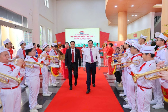 GIÁO VIÊN VÀ HỌC SINH TRƯỜNG THCS HOÀNG MAI VINH DỰ THAM DỰ ĐẠI HỘI ĐẢNG BỘ PHƯỜNG HOÀNG MAI LẦN THỨ I NHIỆM KỲ 2025-2030- Ảnh 3.
