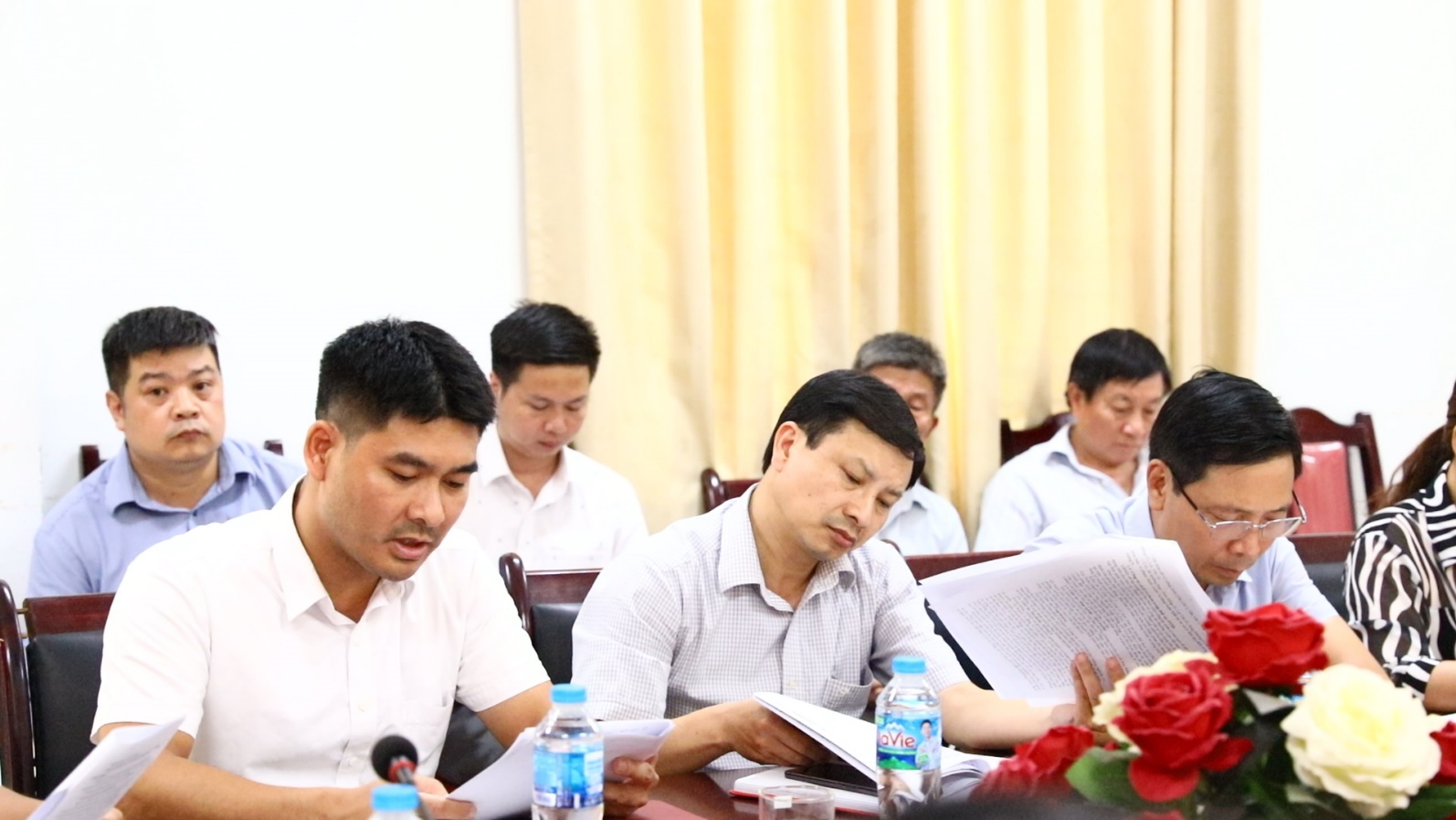 Đồng chí Chủ tịch UBND xã Sơn Đồng Phạm Gia Lộc chủ trì giao ban công tác tháng 8/2025- Ảnh 1.