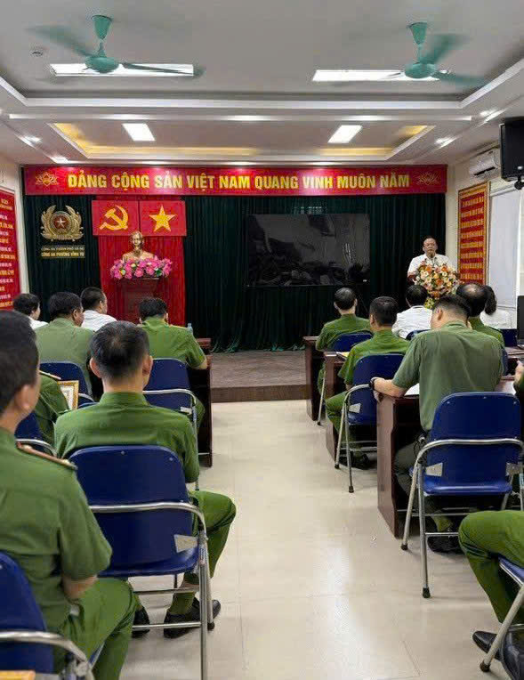 Đảng ủy-UBND phường Vĩnh Tuy khen thưởng đột xuất Công an phường Vĩnh Tuy trong công tác phòng chống tội phạm - Ảnh 2.