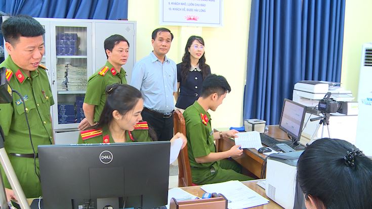 Bí thư Đảng uỷ xã Phúc Lộc kiểm tra công tác làm thủ tục đổi thẻ đảng viên tại Công an xã- Ảnh 2.