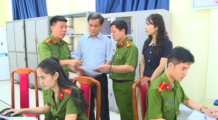 Bí thư Đảng uỷ xã Phúc Lộc kiểm tra công tác làm thủ tục đổi thẻ đảng viên tại Công an xã- Ảnh 1.