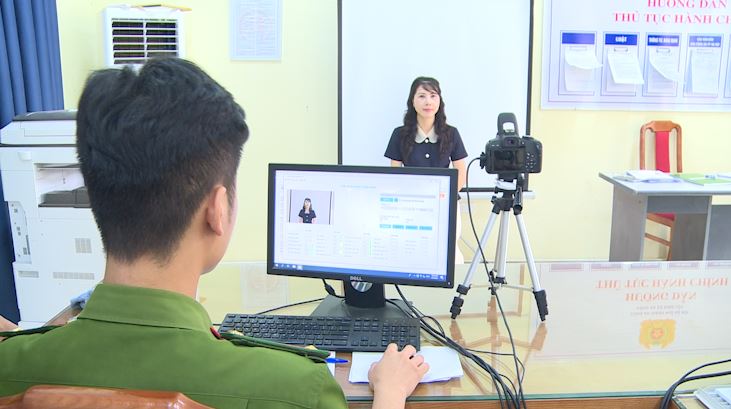 Bí thư Đảng uỷ xã Phúc Lộc kiểm tra công tác làm thủ tục đổi thẻ đảng viên tại Công an xã- Ảnh 4.