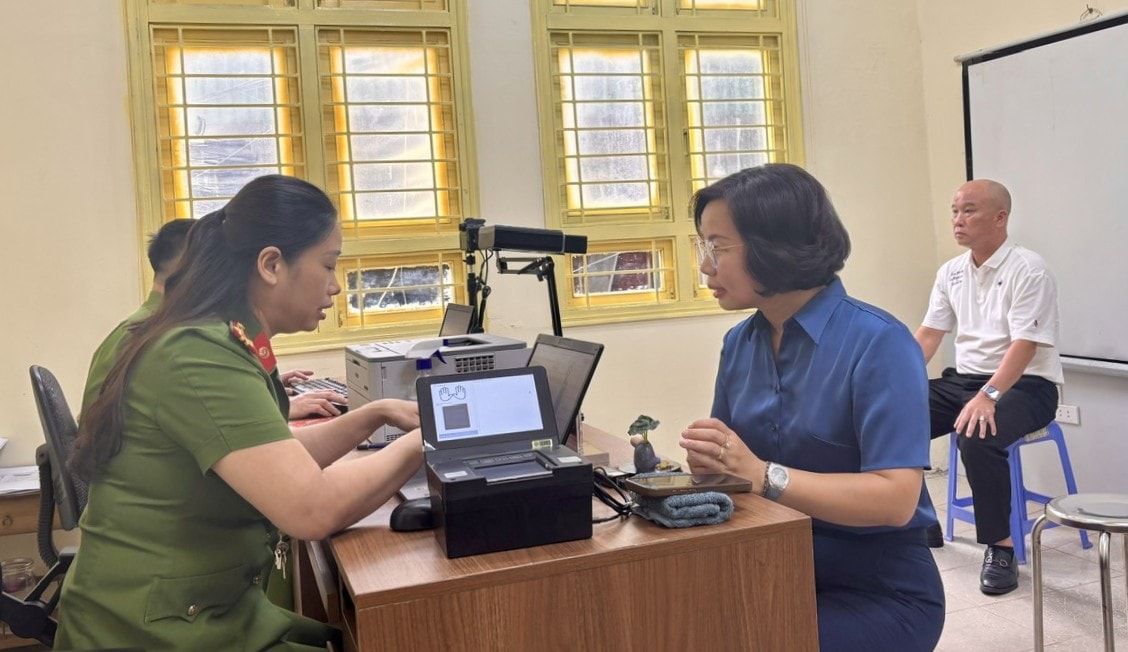 Phường Thanh Xuân tích cực triển khai đổi thẻ đảng viên theo chỉ đạo của Ban Tổ chức Thành ủy- Ảnh 1.