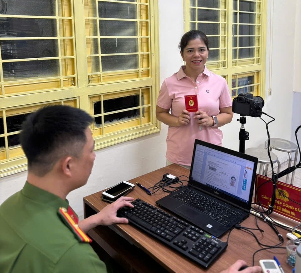 Phường Thanh Xuân tích cực triển khai đổi thẻ đảng viên theo chỉ đạo của Ban Tổ chức Thành ủy- Ảnh 2.