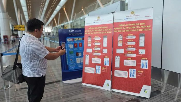  Người dân trải nghiệm thủ tục hàng không không giấy tờ bằng ứng dụng VNeID tại nhà ga T3 - Sân bay Tân Sơn Nhất. Ảnh: THY NHUNG 