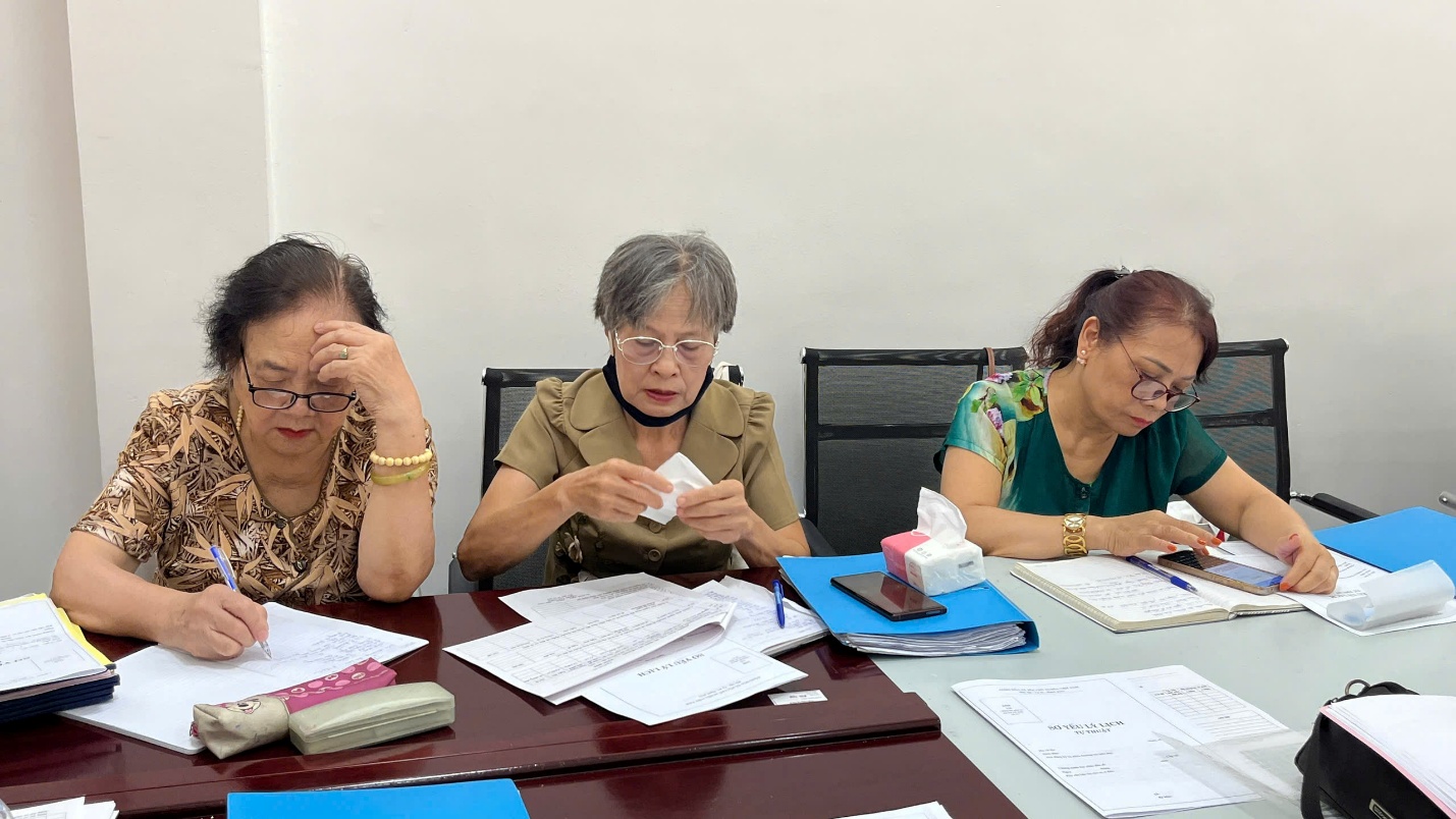 A group of women sitting at a table  Description automatically generated