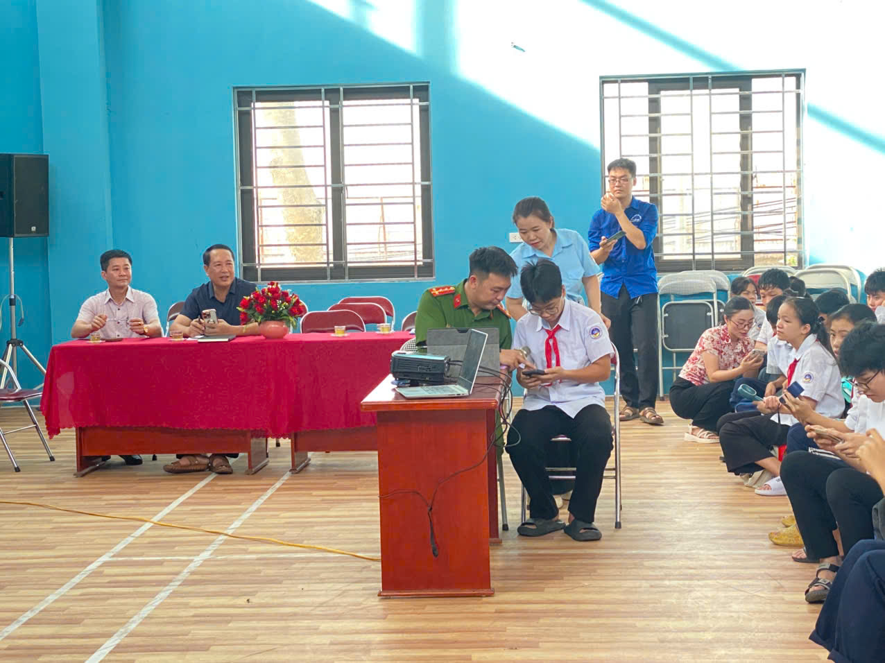 Ứng Thiên Triển khai hiệu quả Chiến dịch "45 ngày đêm hỗ trợ hoạt động chuyển đổi số" tại các trường học, tiếp tục mở rộng đến toàn xã- Ảnh 2.