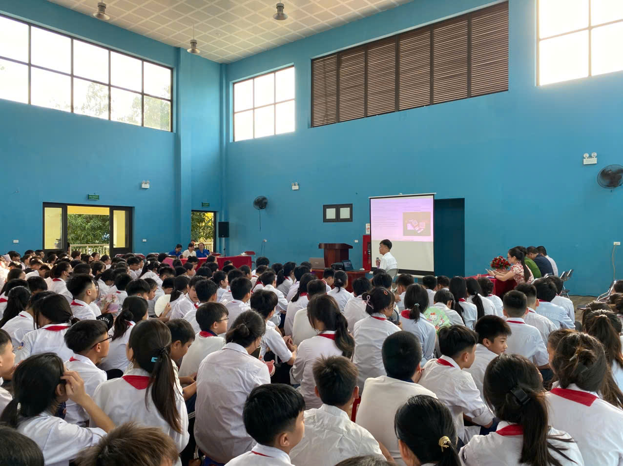 Ứng Thiên Triển khai hiệu quả Chiến dịch "45 ngày đêm hỗ trợ hoạt động chuyển đổi số" tại các trường học, tiếp tục mở rộng đến toàn xã- Ảnh 3.