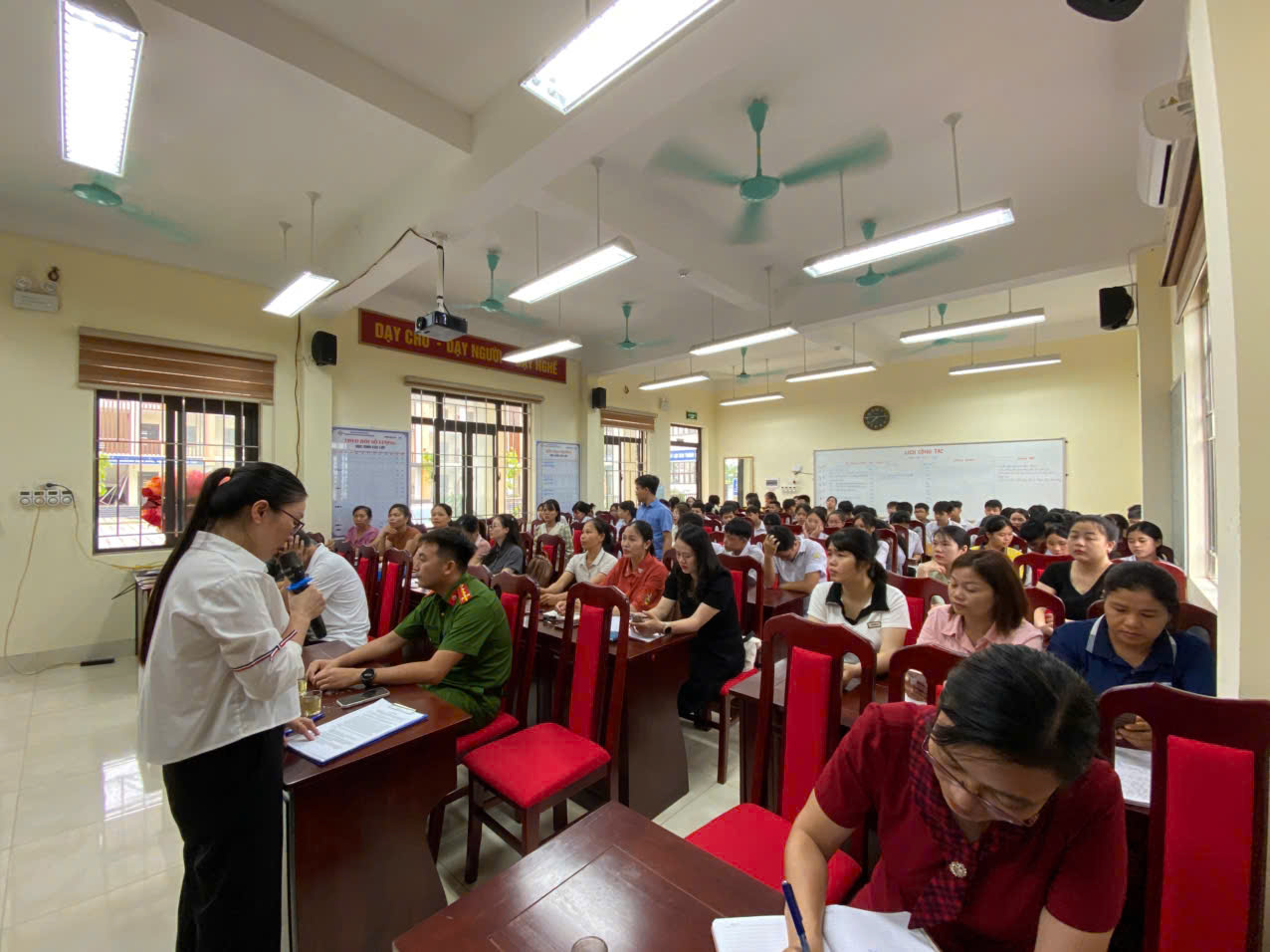 Ứng Thiên Triển khai hiệu quả Chiến dịch "45 ngày đêm hỗ trợ hoạt động chuyển đổi số" tại các trường học, tiếp tục mở rộng đến toàn xã- Ảnh 4.