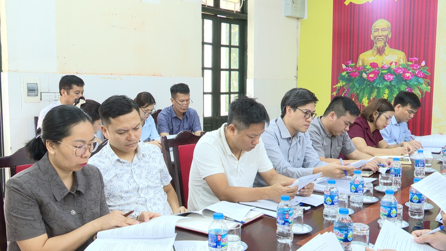 Đồng chí Phó Bí thư Đảng ủy, Chủ tịch UBND xã An Khánh Hồ Trung Nghĩa làm việc với Ban Quản lý Dự án đầu tư - hạ tầng- Ảnh 3.